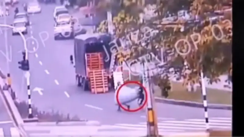 Medellín: Hombre amenaza a funcionario tras regaño por tirar colchón en vía pública