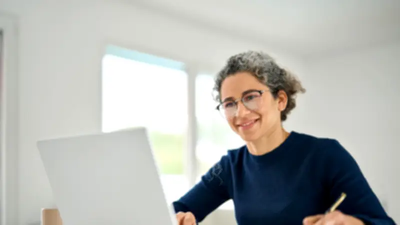 Medellín impulsa inclusión digital para adultos mayores con programa de formación tecnológica