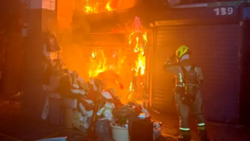 Menor de 14 años fallece en incendio de centro comercial en Yemen