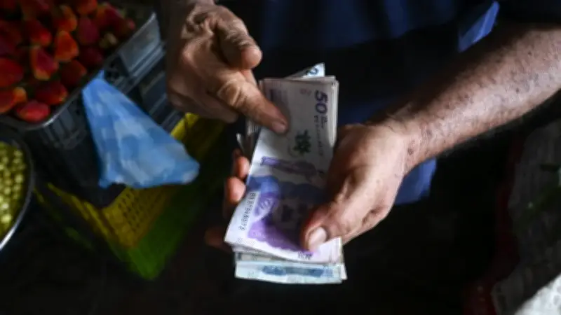 Mesa laboral debate aumento del 23% en salario mínimo con posturas divididas entre gremios