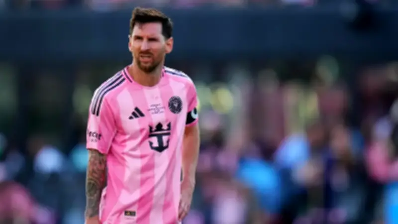Messi derribado por hinchas en Puerto Rico: caos en amistoso del Inter Miami