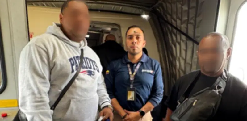 Migración Colombia expulsa a dos dominicanos por intentar viajar a España con documentos falsificados