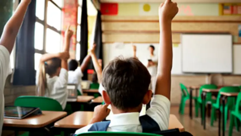 MinEducación establece normativas sobre listas de útiles y uniformes escolares para 2026