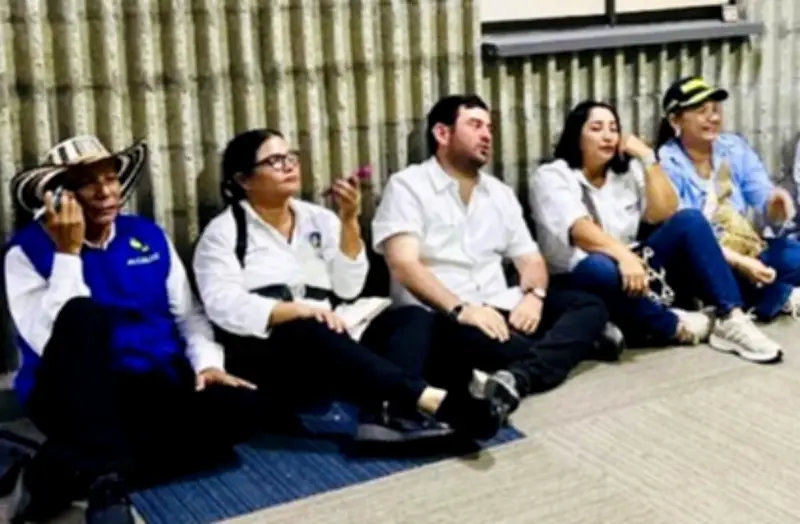 Ministra de Transporte desmiente a Claudia López por foto de alcaldes en el suelo