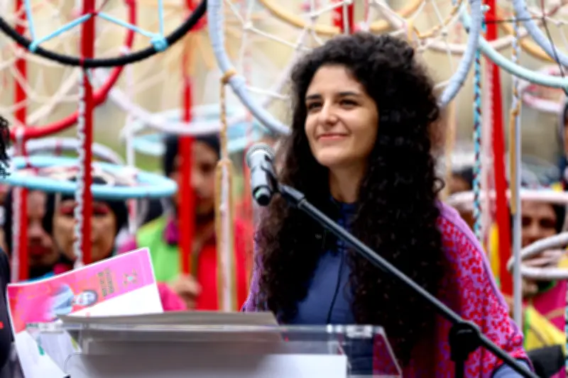 Ministra Kadamani defiende contratos de su hermano y niega irregularidades en convenios estatales