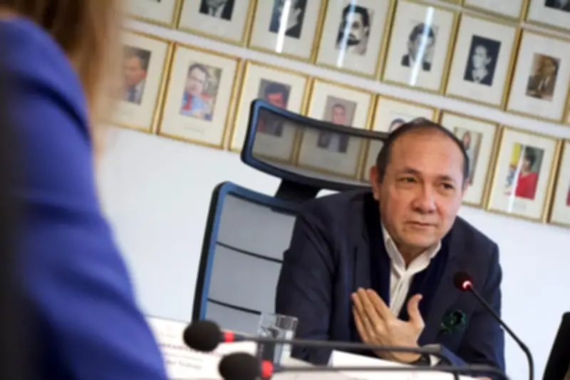 Ministro Sanguino señalado por contratos millonarios a familiares antes de Ley de Garantías
