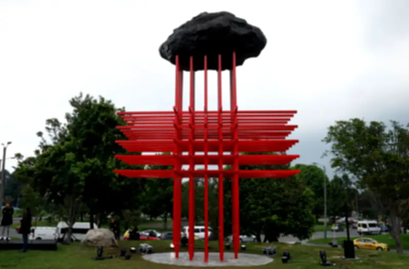 Monumento 'Umbral' en Bogotá rinde homenaje permanente a 460 profesionales de salud fallecidos en pandemia
