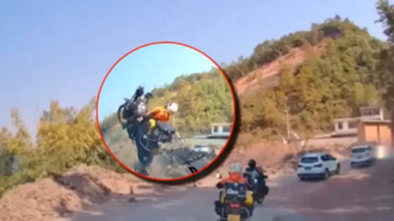 Motociclista cae al vacío tras perder control en vía destapada en accidente aparatoso