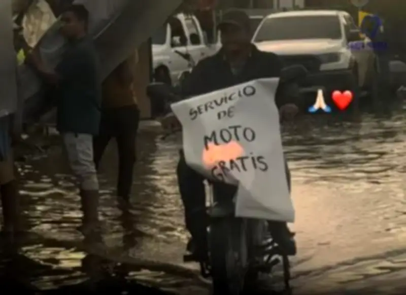 Mototaxista anónimo ofrece servicio gratuito en Montería durante inundaciones
