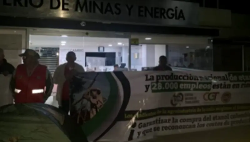 Más de 200 trabajadores toman sede del Ministerio de Minas en protesta por crisis del etanol