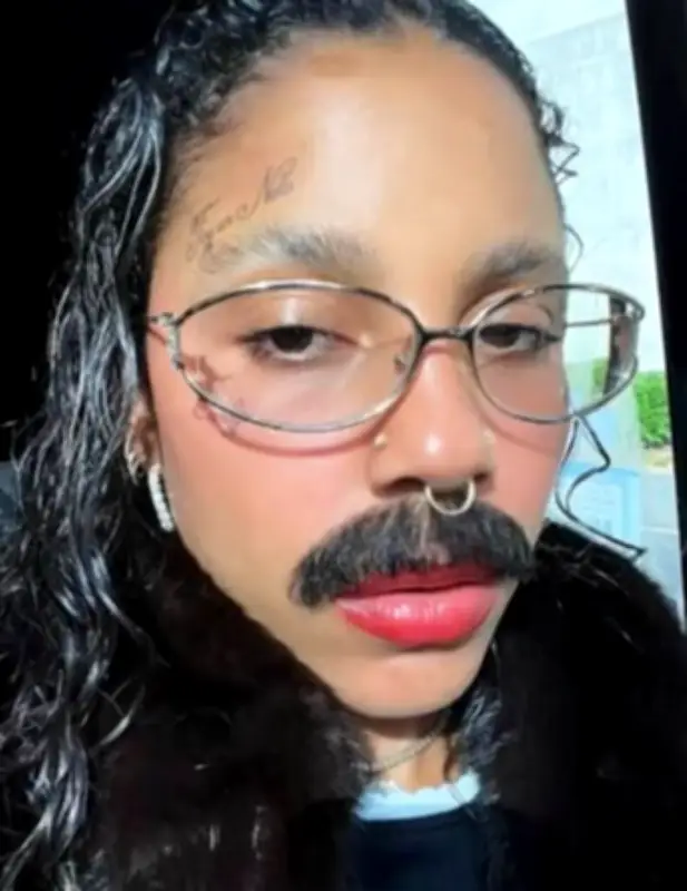 Mujeres lucen bigote en redes sociales como símbolo de libertad corporal y autenticidad