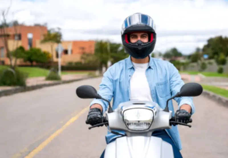 Multa de 633 mil pesos en 2026 por conducir moto con visera del casco levantada en Colombia
