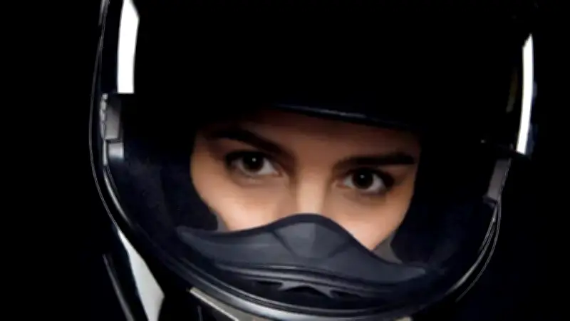 ¿Multan por visor oscuro en moto de noche? La verdad legal en Colombia 2026