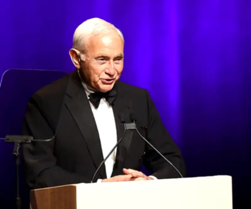 Multimillonario Les Wexner admite visita a isla de Epstein, niega conocer sus crímenes