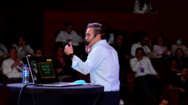 Nicolás Uribe Rueda insta a empresarios a adoptar IA productiva en lugar de recreativa