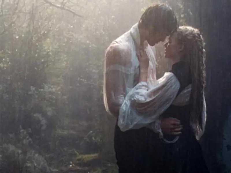 Nueva adaptación de Cumbres Borrascosas divide a críticos y espectadores en Colombia