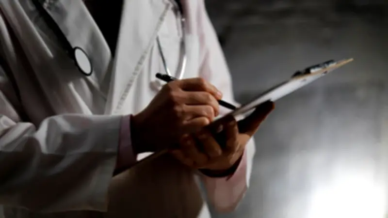 Oportunidades laborales para médicos con salarios desde $4 millones en Colombia