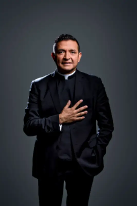 Padre 'Chucho' aparece en silla de ruedas durante misa y genera preocupación entre feligreses