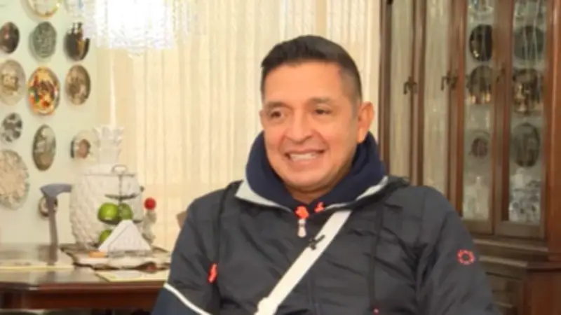 Padre Chucho revela detalles de su cirugía de alto riesgo tras aparecer en silla de ruedas