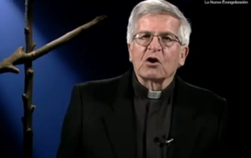 Padre del Minuto de Dios denuncia suplantación con IA para vender colágeno