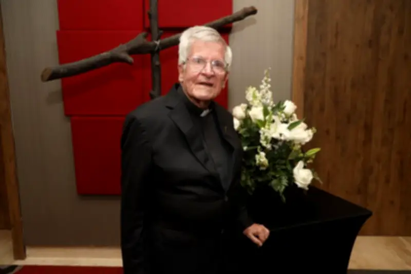 Padre Diego Jaramillo alerta sobre estafa con su imagen para vender colágeno