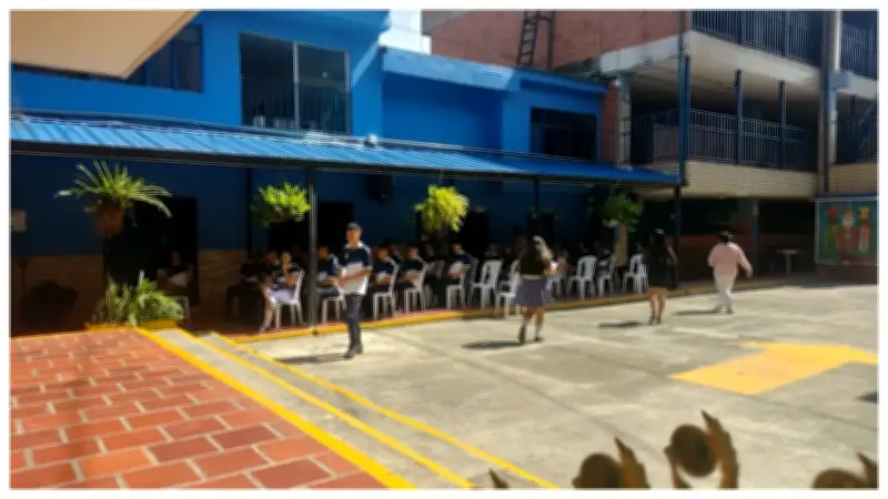 Padres de familia protestan por ausencia de docentes en colegio de Cali