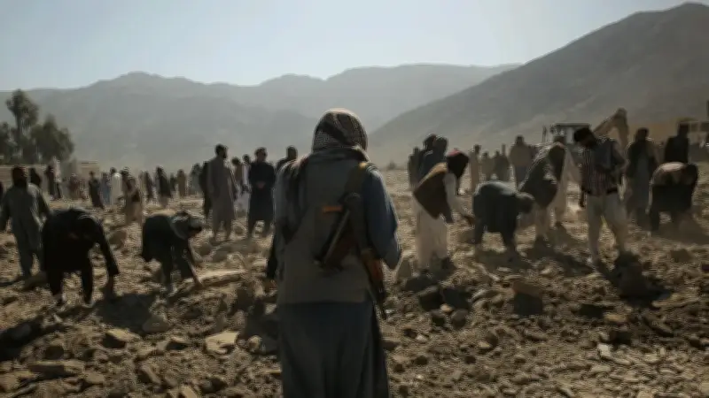 Pakistán bombardea Kabul y declara guerra al gobierno talibán de Afganistán