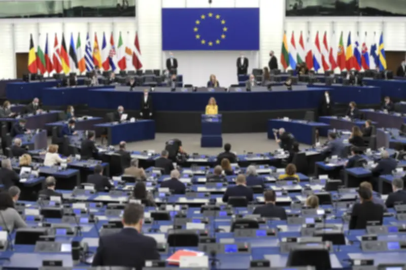 Parlamento Europeo declara a Colombia como país seguro para asilo, generando críticas por violencia interna