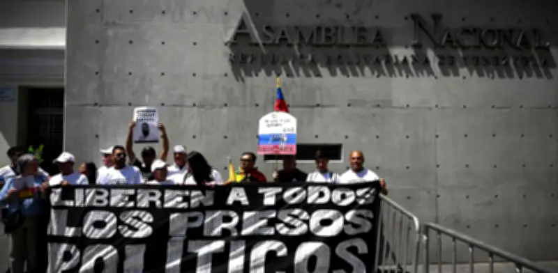 Parlamento venezolano mantiene diálogo sobre amnistía con familiares de presos políticos