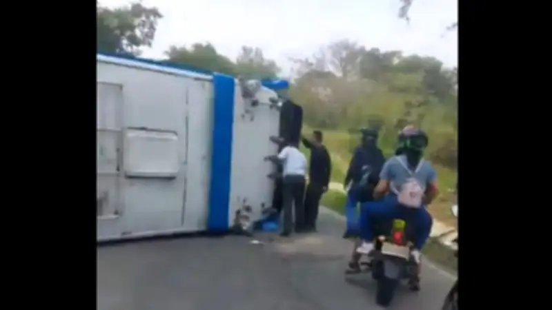 Pasajeros se salvan de milagro tras volcamiento de buseta en el norte de Bucaramanga
