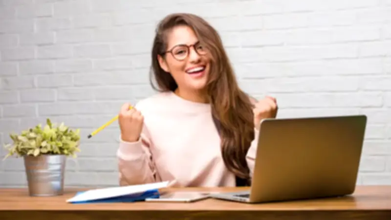 Pensión por vejez en mujeres: cómo calcular con la nueva reducción de semanas