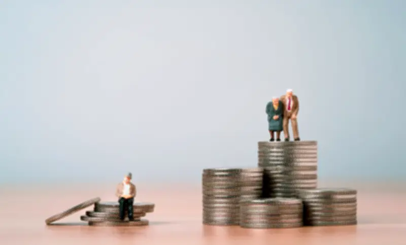 Pensionados con mesadas altas enfrentan aumento injusto del 5.1% frente al 23% del salario mínimo