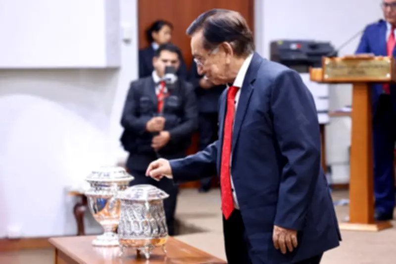 Perú nombra presidente interino de 83 años tras destitución de mandatario