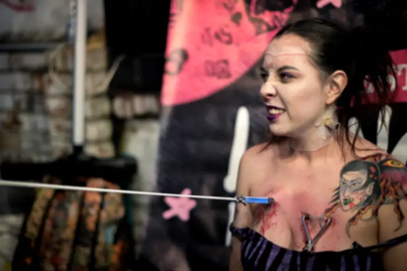 Performance de Frankenstein en Bogotá: Alejandra se perfora el pecho en show freak