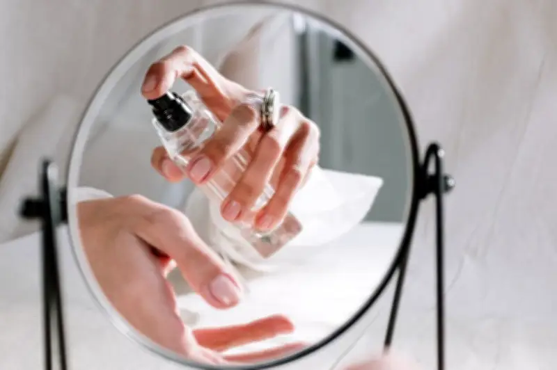 Perfumes que huelen a muerte y colapso social: la nueva tendencia en fragancias