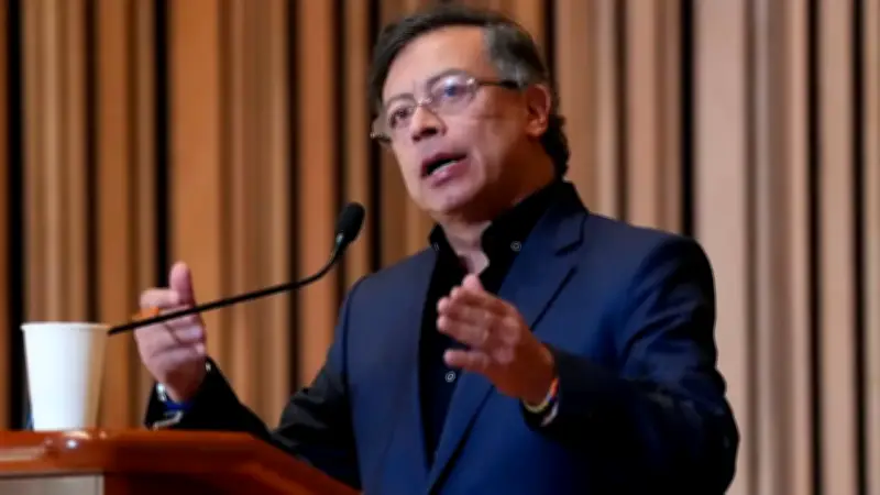 Petro advierte que suspender decreto de salario mínimo pone en riesgo la Constitución