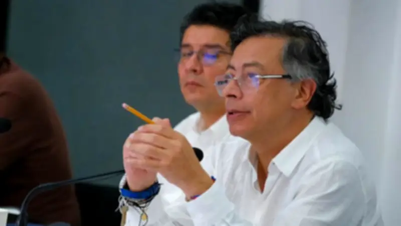 Petro arremete contra RCN y defiende el salario mínimo vital en medio del debate inflacionario
