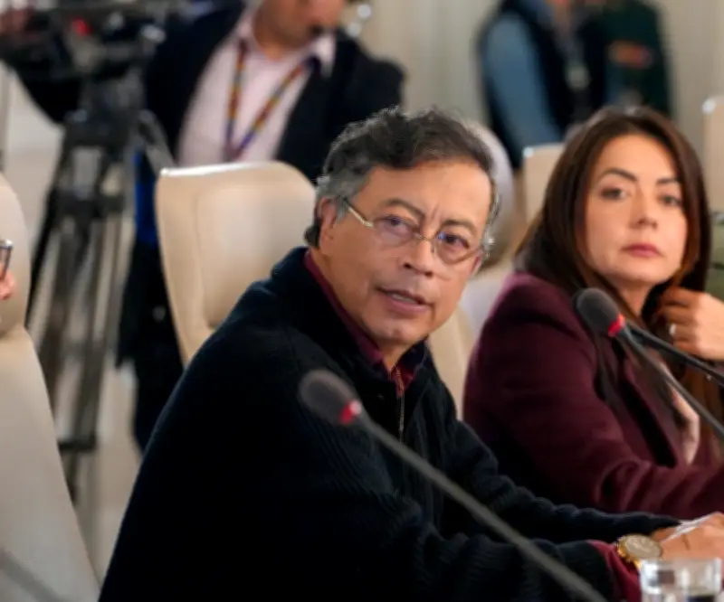 Petro atribuye caída de inversión a tasa de interés del Banco de la República