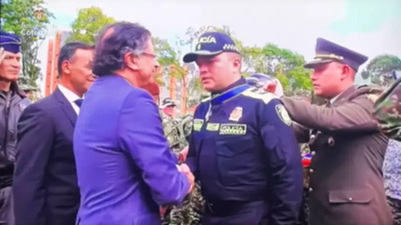 Petro condecoró con la Cruz de Boyacá al coronel ahora vinculado a supuesto complot