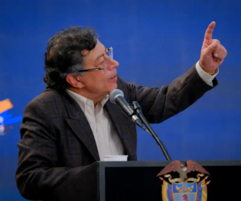 Petro convoca a la banca para discutir transferencia de ahorros a Colpensiones y emergencia económica