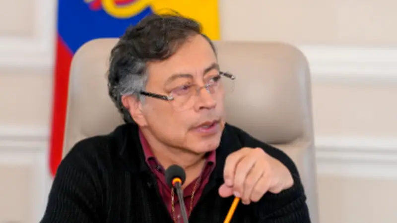 Petro convoca a movilización nacional este jueves tras suspensión del aumento salarial