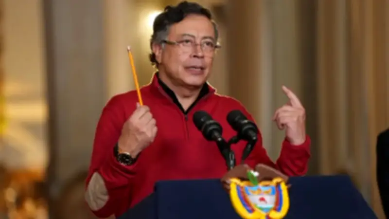 Petro convoca marchas por salario mínimo y propone salario móvil para Colombia