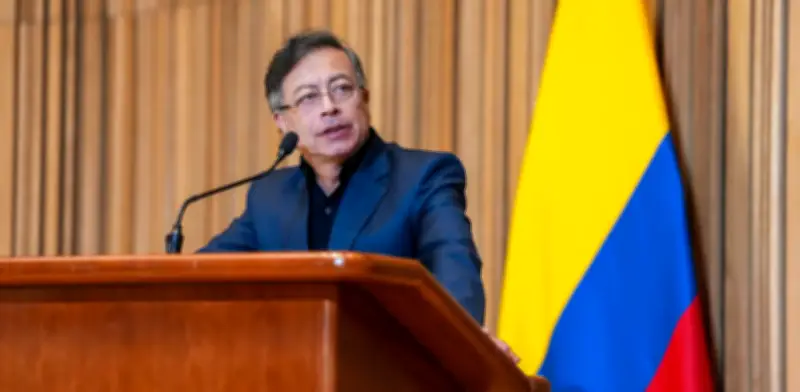 Petro decreta inversiones forzosas a la banca durante emergencia climática en Colombia