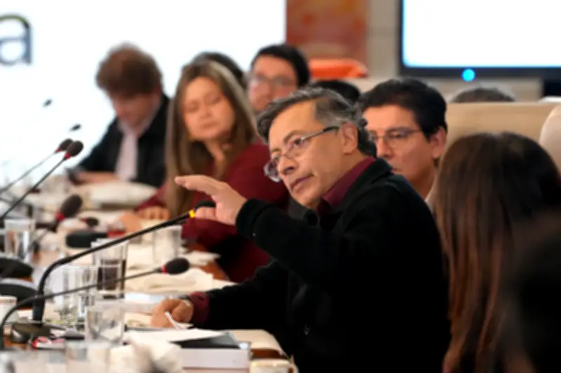 Petro denuncia anillos de corrupción con abogados y magistrados para desviar recursos públicos