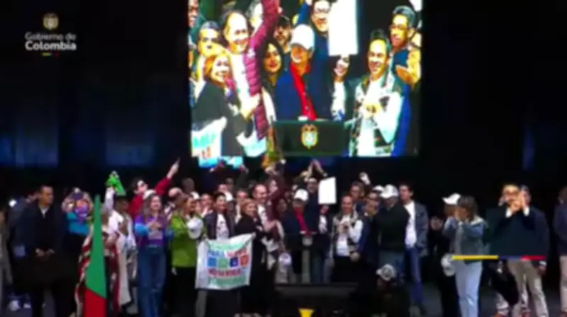 Petro firma decreto provisional del salario mínimo 2026 ante multitud en Plaza Bolívar