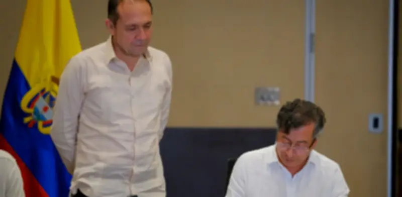 Petro firma en Cartagena solicitud para convocatoria de Asamblea Constituyente