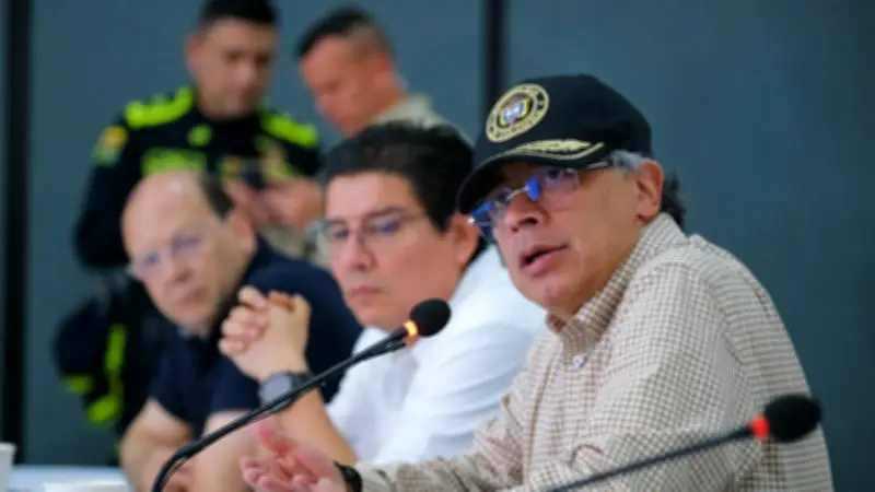 Petro interrumpe consejo de ministros para regañar a funcionario ausente: 'No sé quién es'