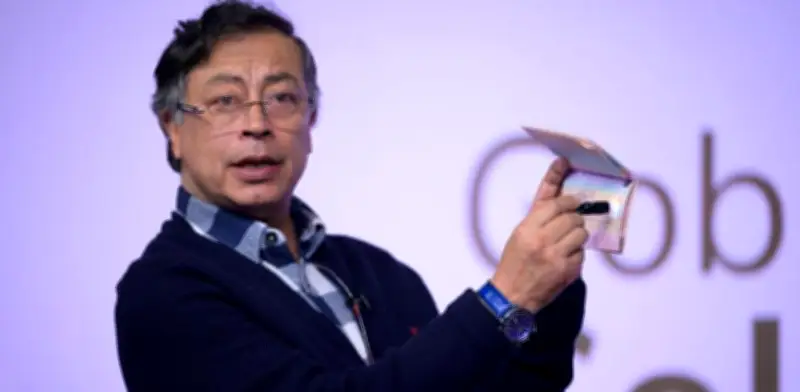 Petro presenta nuevo pasaporte colombiano y reitera dudas sobre proceso electoral