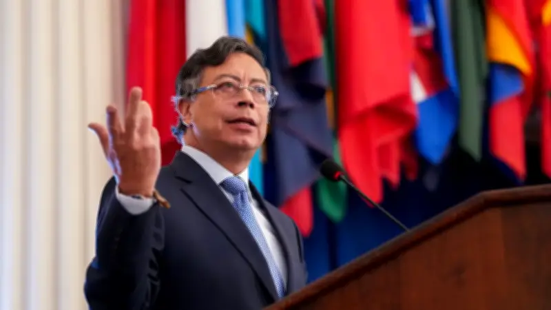 Petro se une a tendencia digital con imagen de IA que promueve su agenda de reformas