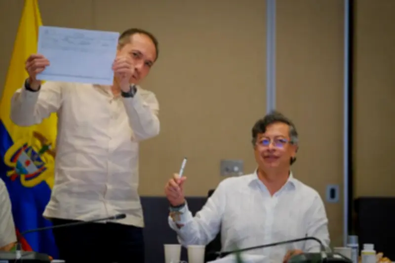 Petro y gabinete firman iniciativa para convocar Asamblea Nacional Constituyente en Colombia